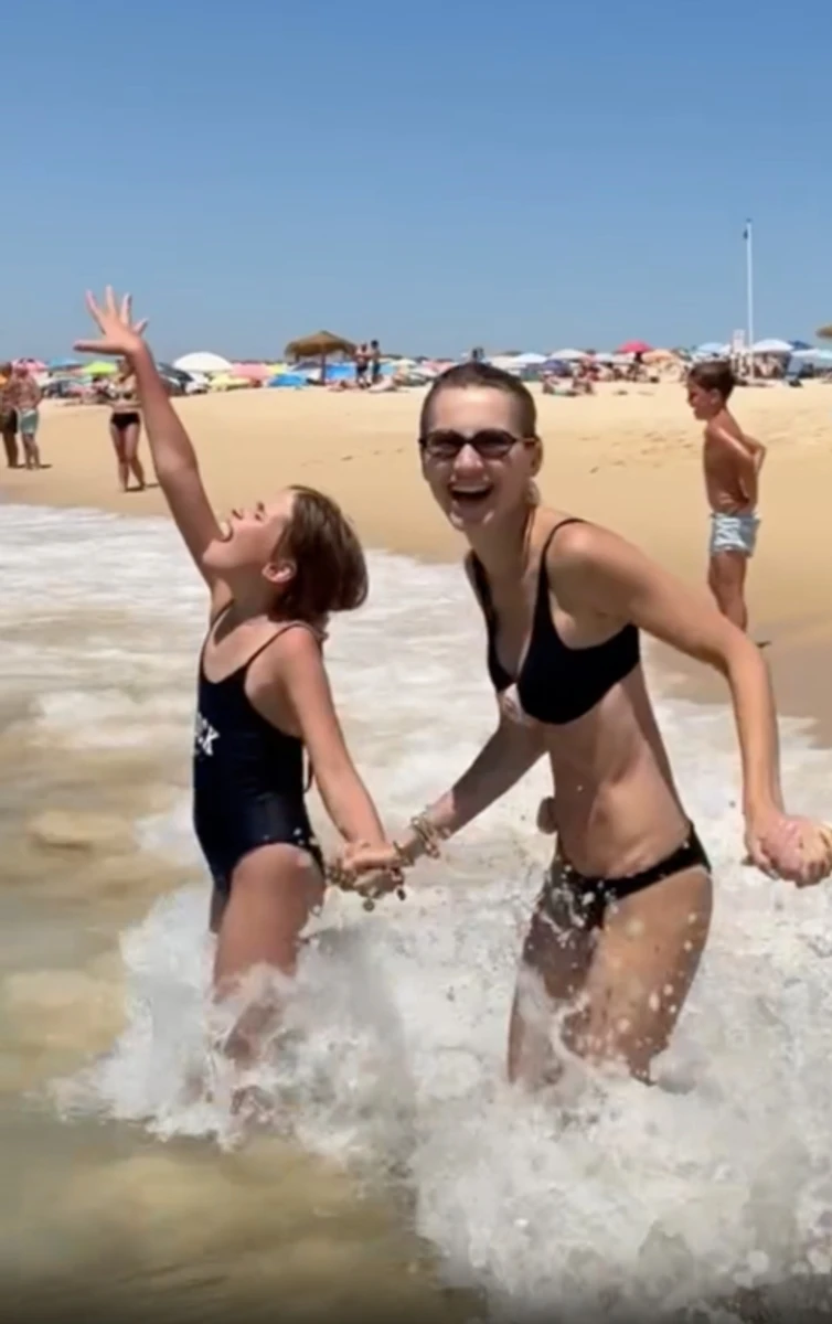 Єлизавета Юрушева наробила фото з дочкою в океані