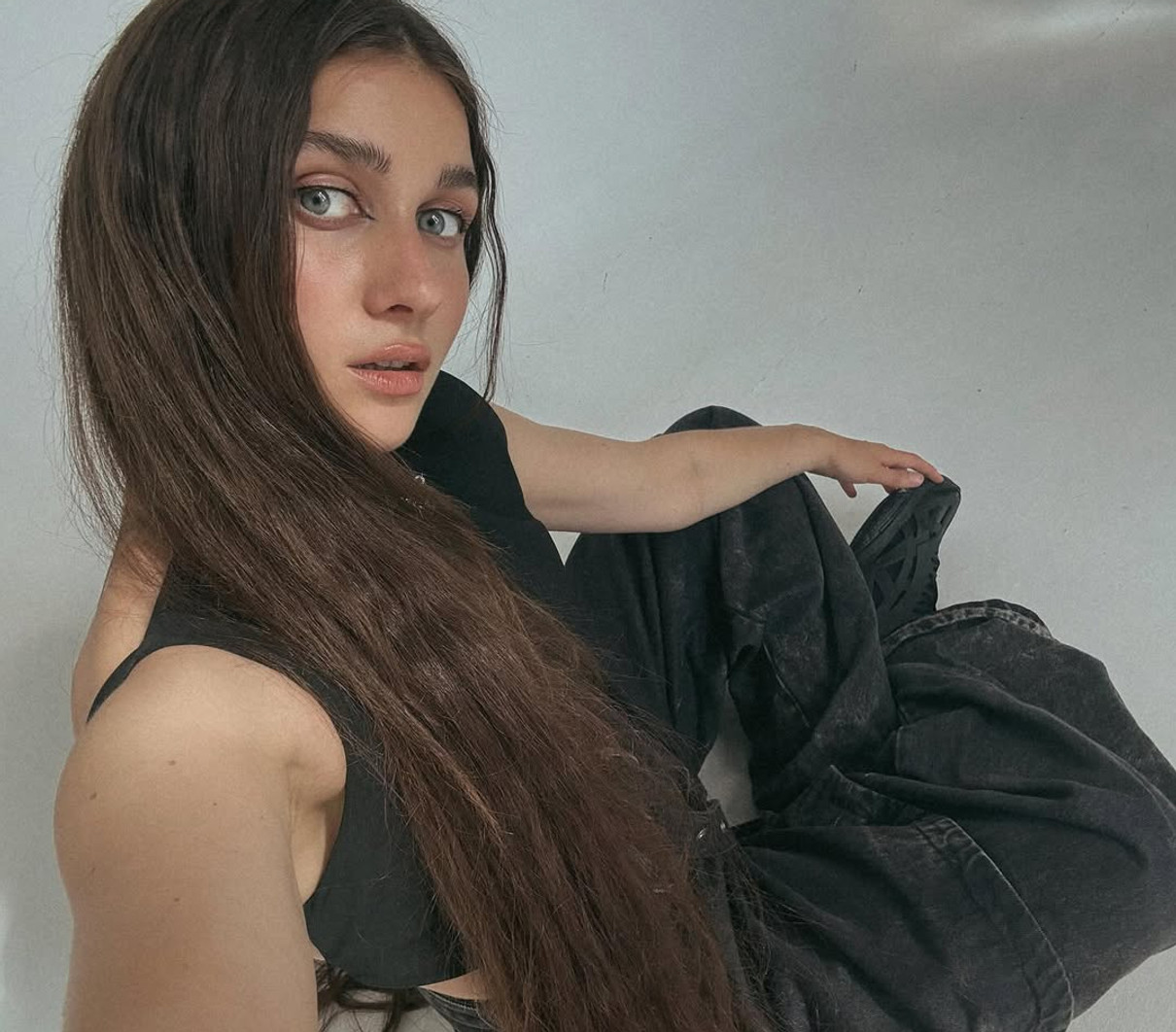 Джері Хейл позує для фото