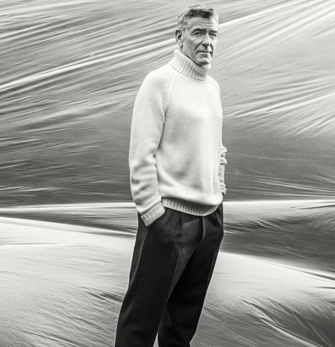 Джордж Клуні у білому светрі чуттєво попозував для глянцю