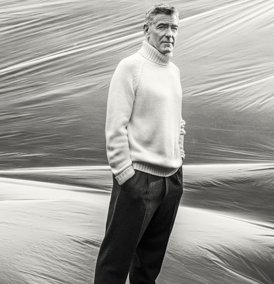 Джордж Клуні у білому светрі чуттєво попозував для глянцю