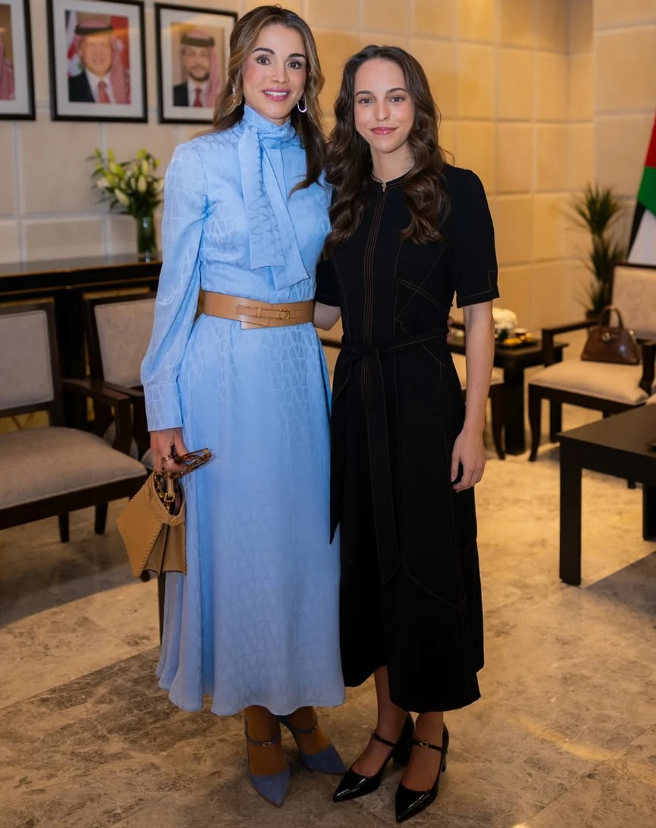 Королева Ранія у блакитному шовку попозувала з дочкою у чорному міді