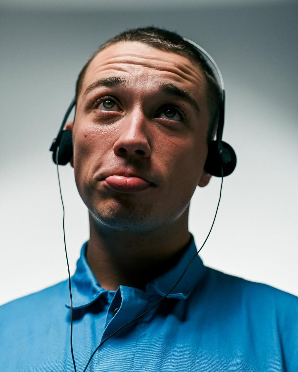 Brykulets позує у навушниках