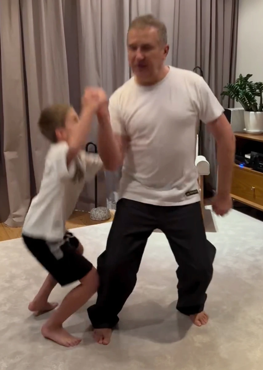 Юрій Горбунов здивував, як підняв сина собі на плече однією рукою