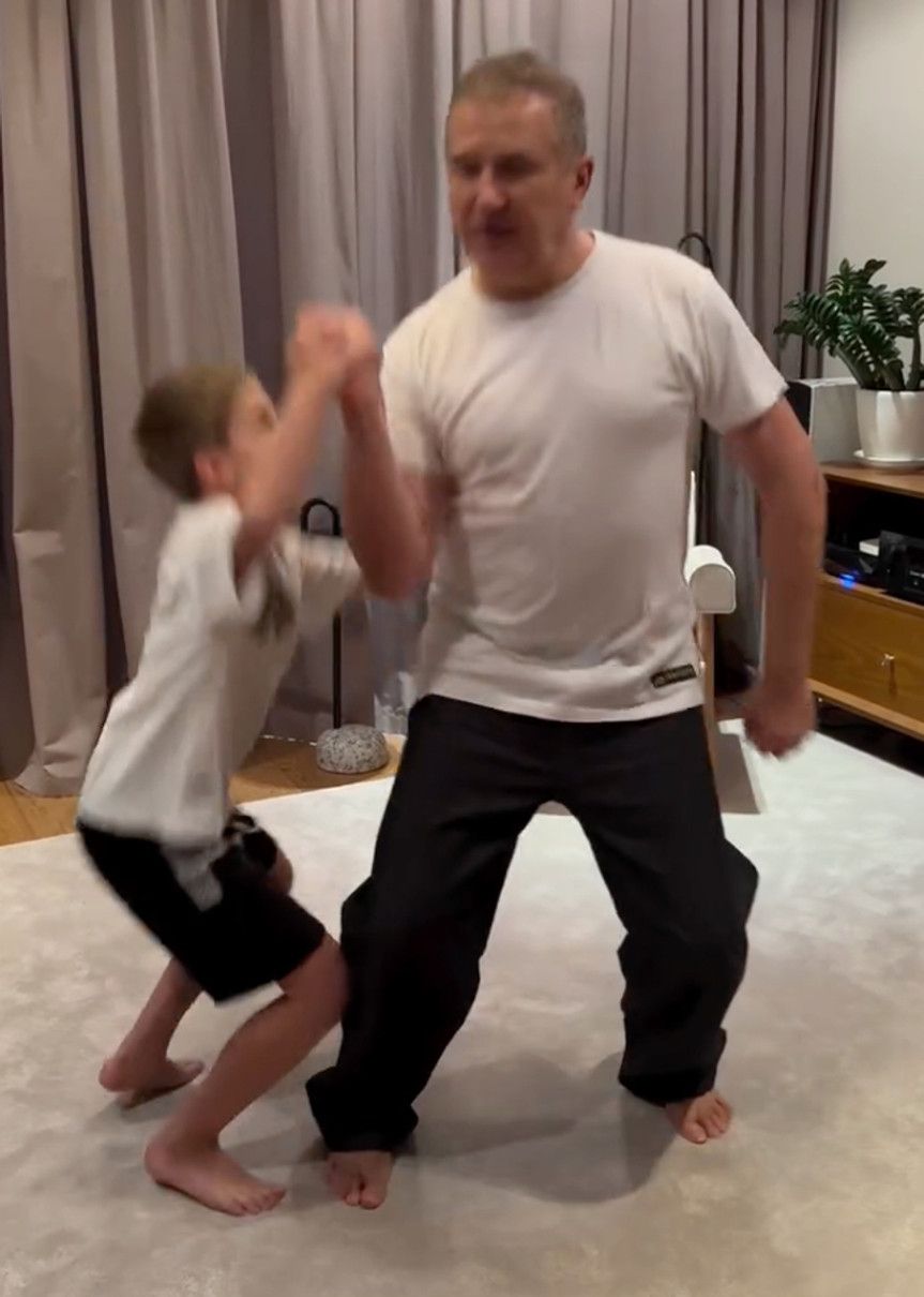 Юрій Горбунов здивував, як підняв сина собі на плече однією рукою