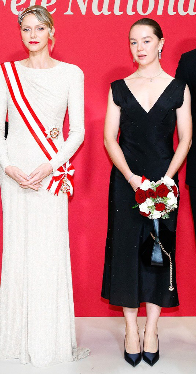 Княгиня Шарлін блиснула стрункістю в блискучій сукні на святковому хіднику