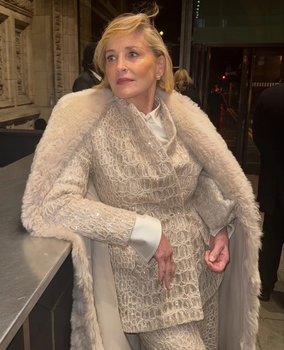 Шерон Стоун у блискучому костюмі покрасувалася на British Fashion Awards