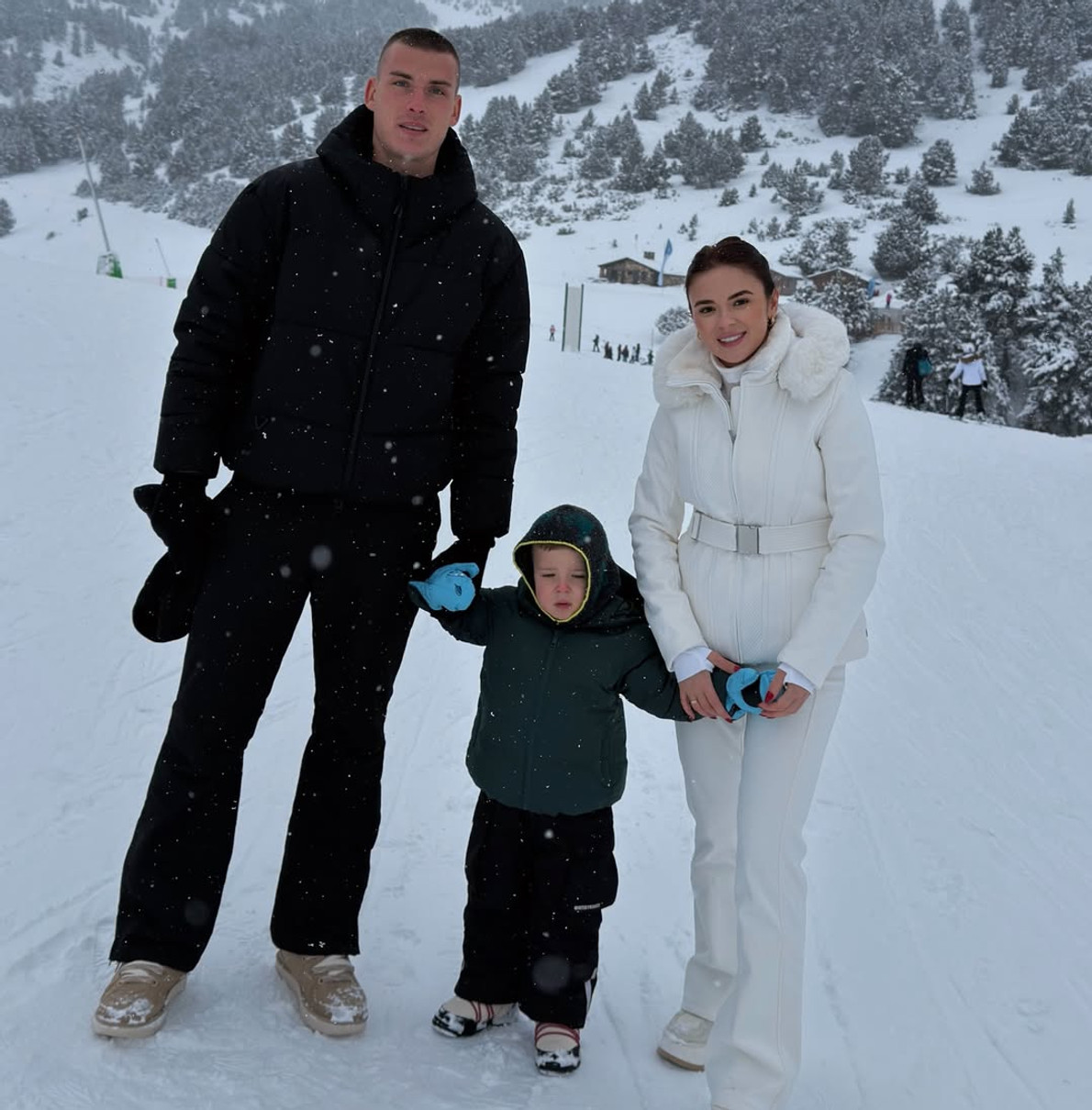 Андрій Лунін з дружиною і сином показалися серед снігу в Андоррі