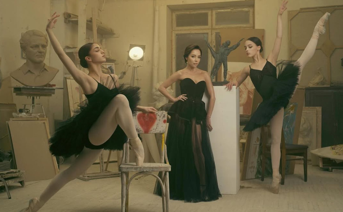 Катерина Кухар у напівпрозорій сукні попозувала для фото