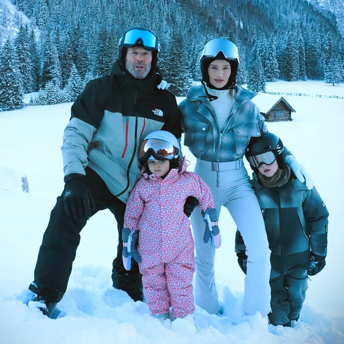 Джейсон Стейтем з нареченою та дітьми показався в горах у Альпах