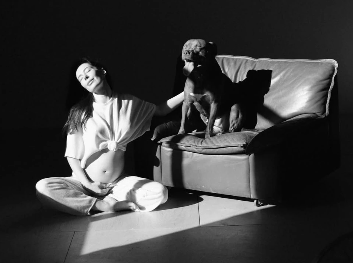 Ксюша Манекен наробила чуттєвих вагітних фото з песиком