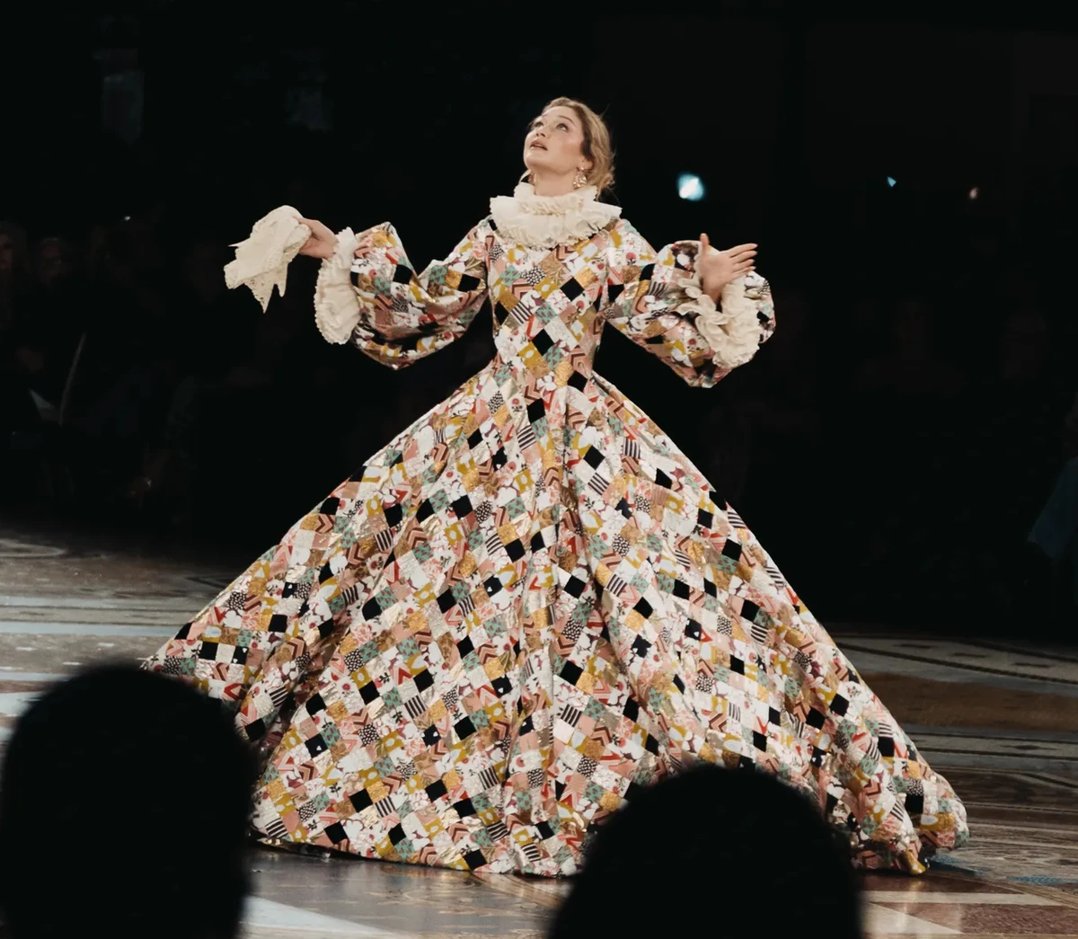 Джіджі Хадід в образі принцеси на Vogue World у Мілані 2026