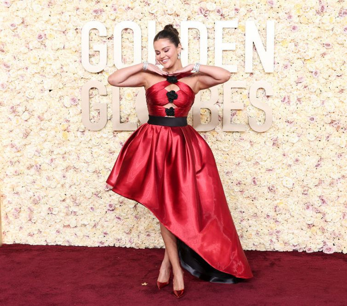 Співачка і актрис Селена Гомес в червоно-чорній асиметричній сукні від Armani Prive виглядала закоханою та романтичною 