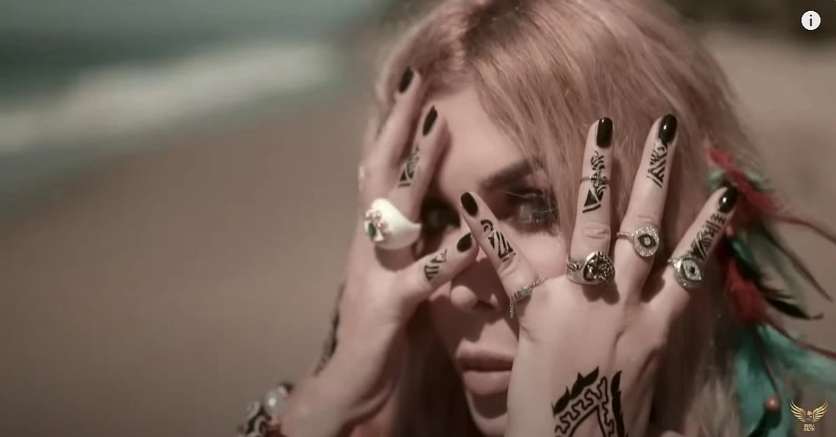 Ірина у новому кліпі перевтілилася в ворожку