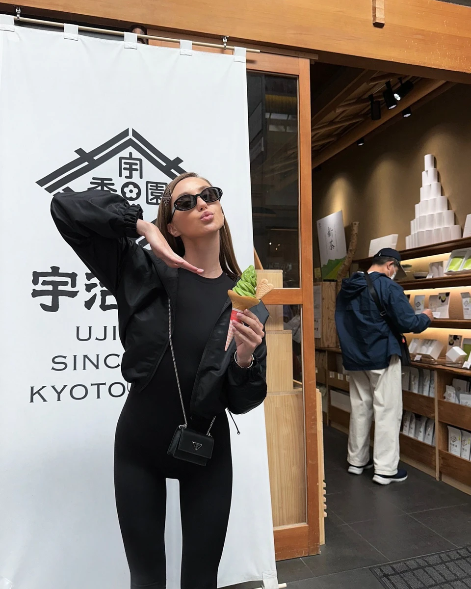 Блогерка, як завжди, з люксовою торбинкою. Таких аксесуарів в її арсеналі чимало