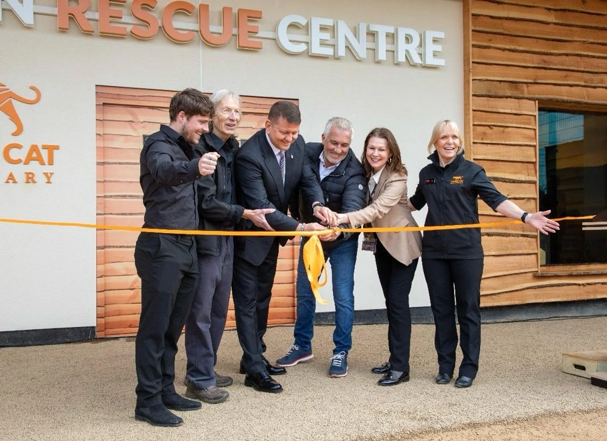 Валерій Залужний відвідав центр евакуйованих з України левів