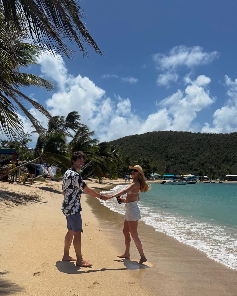 Син Шварценеггера та його наречена у коротких шортиках побігали пляжем