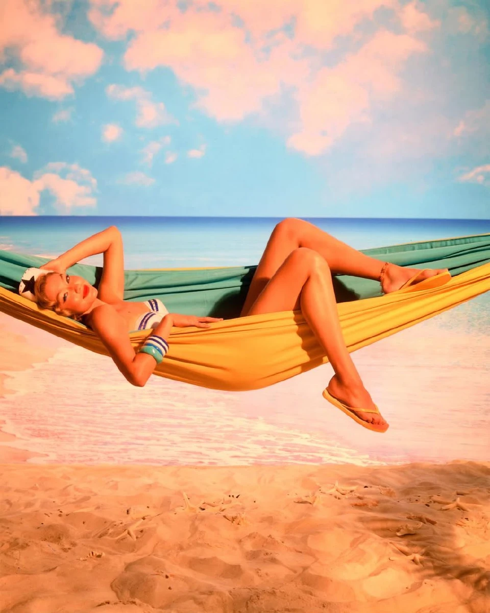 Джиджи Хадід у гамаку