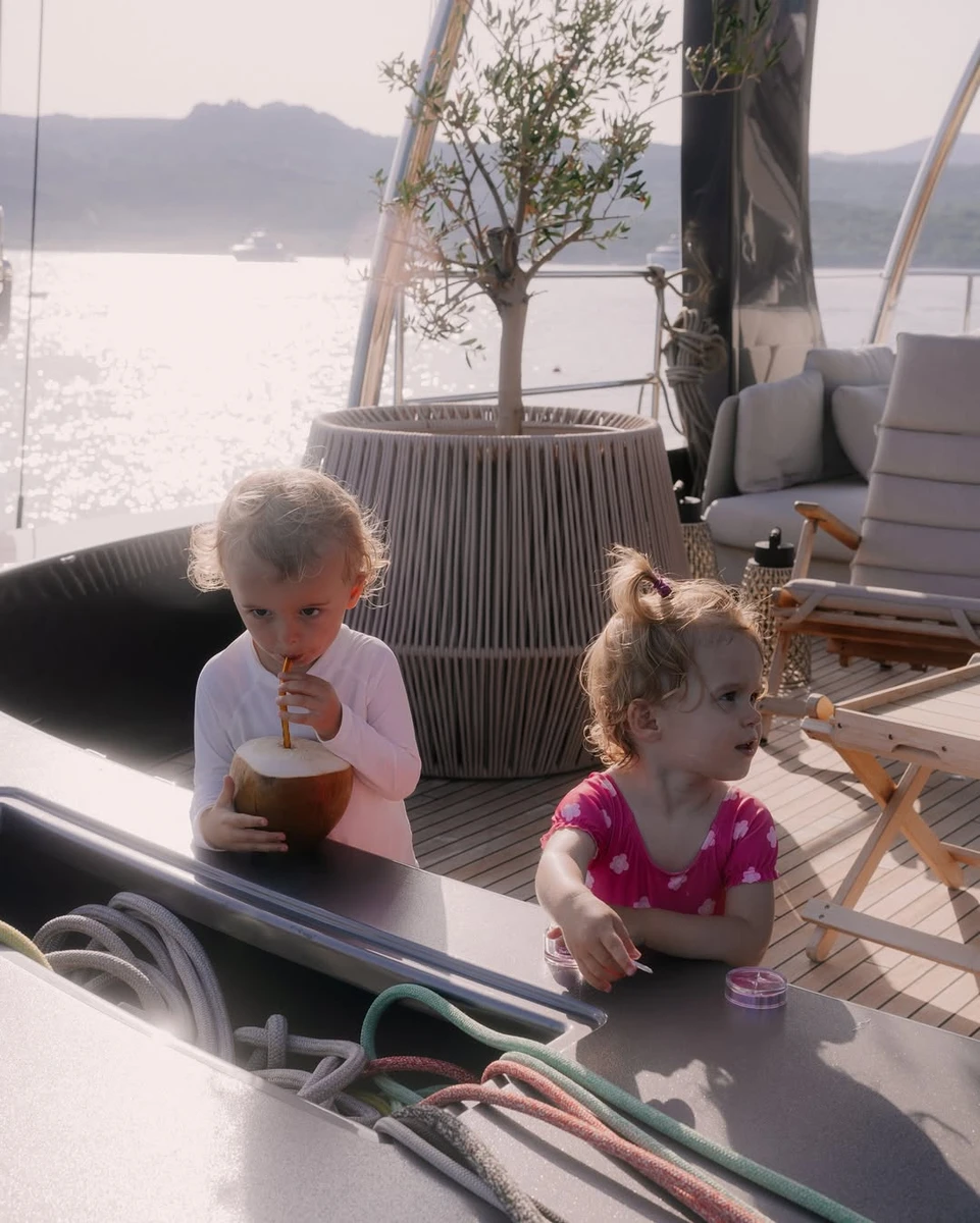 Періс Хілтон замилувала фото з дітьми на яхті в Сардинії