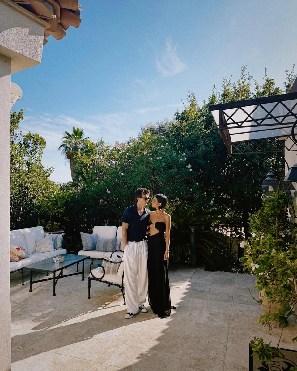 Молодший син Бекхемів обійняв кохану у пітканій сукні на святі