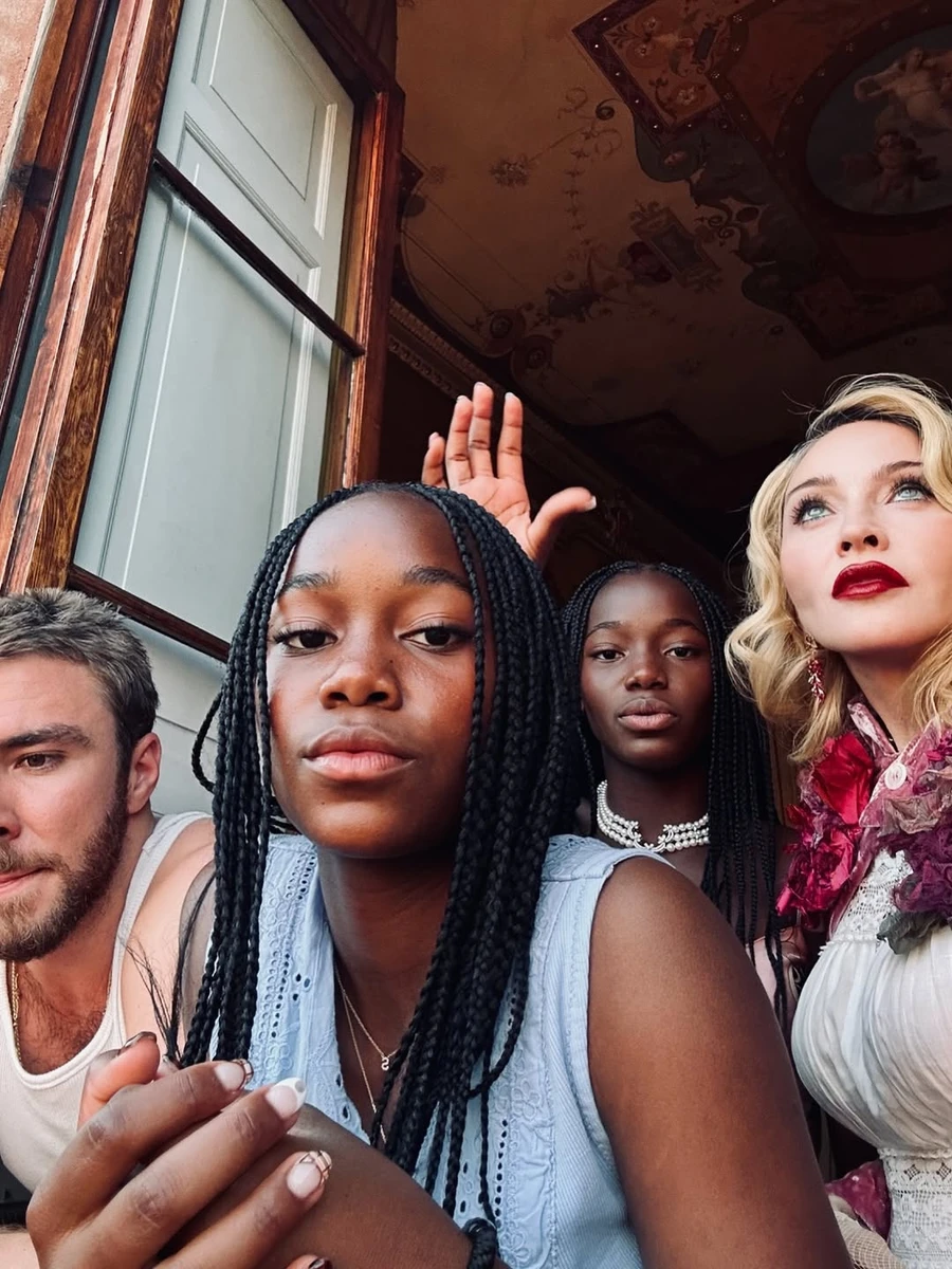 Мадонна замилувала фото з дітьми на своєму 67-річчі