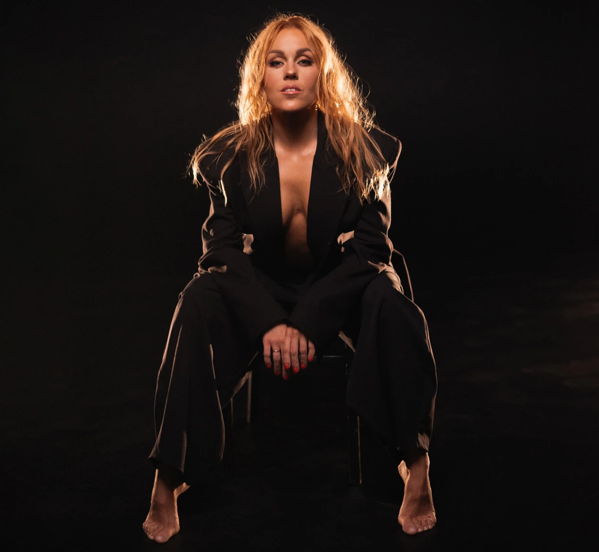 Олена Тополя в жакеті на голе тіло попозувала в кліпі на Обеззброєна