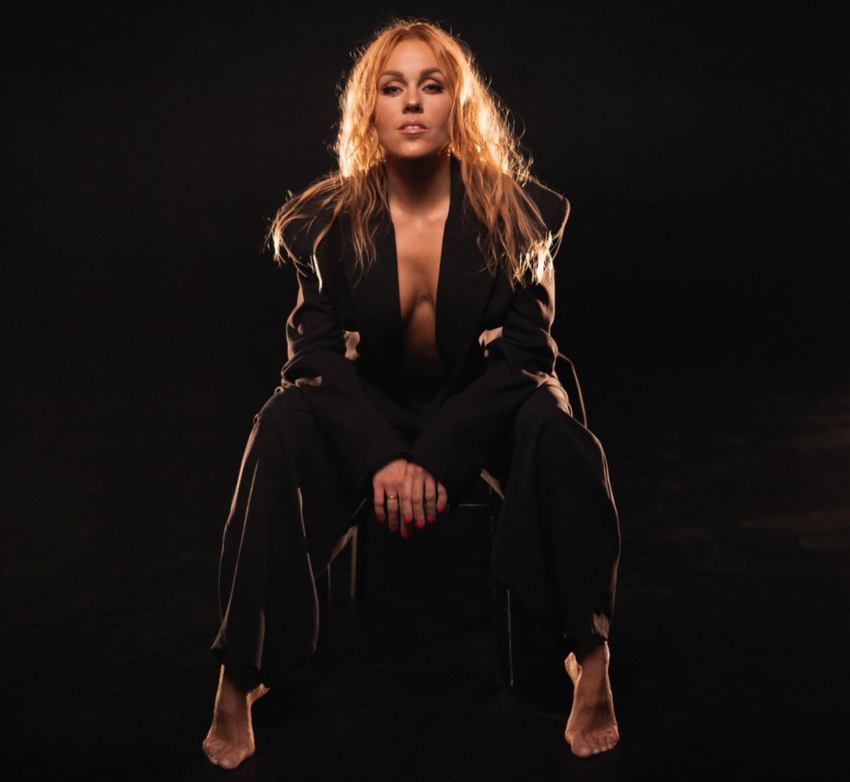 Олена Тополя в жакеті на голе тіло попозувала в кліпі на Обеззброєна