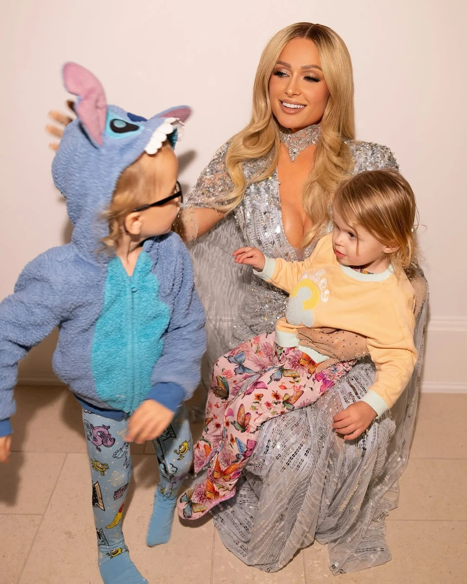 Періс Хілтон у блискучому максі замилувала фото з дітьми