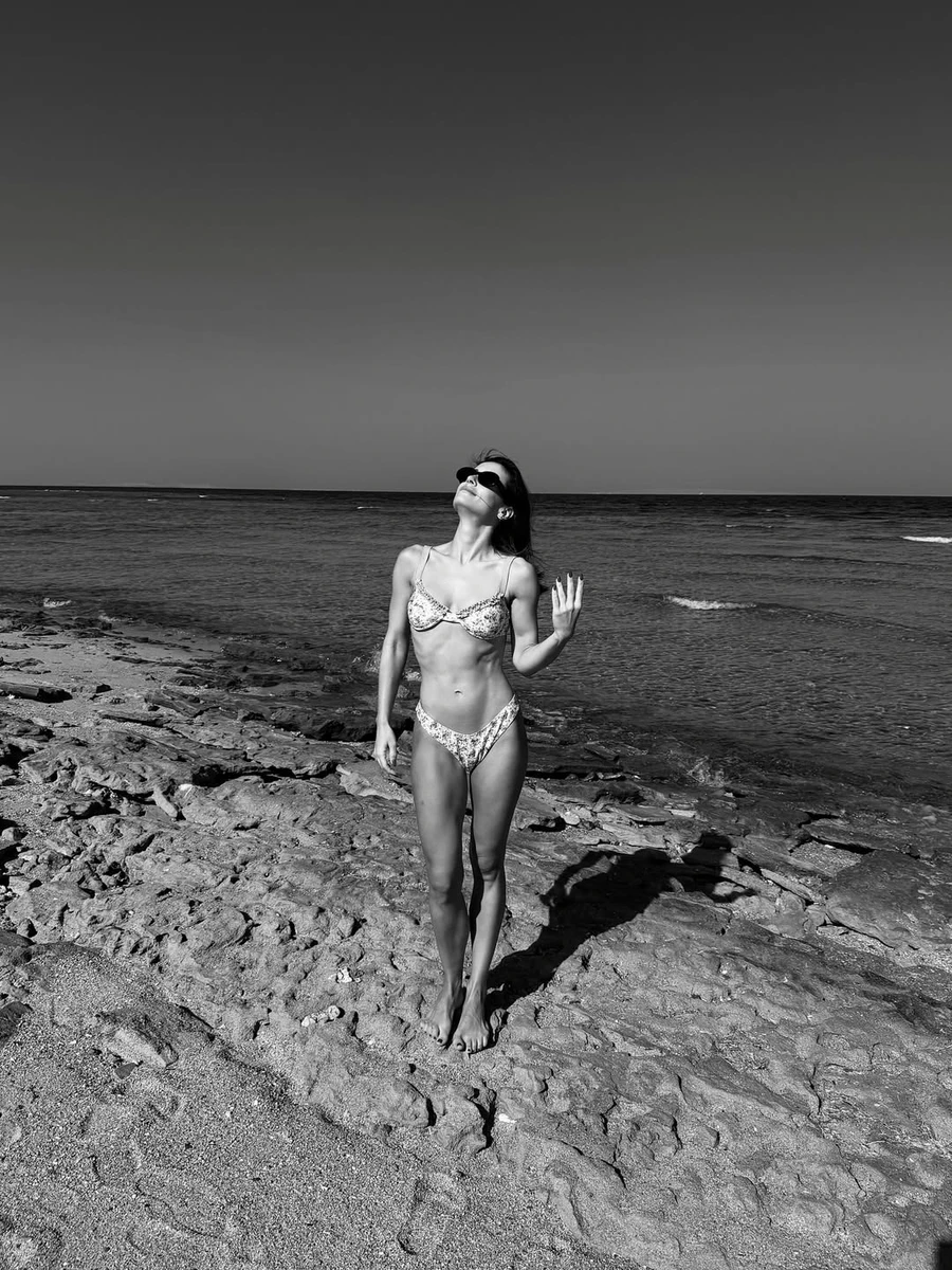 Катерина Філатова наробила фото у купальнику