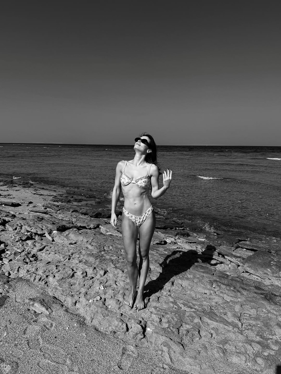 Катерина Філатова наробила фото у купальнику