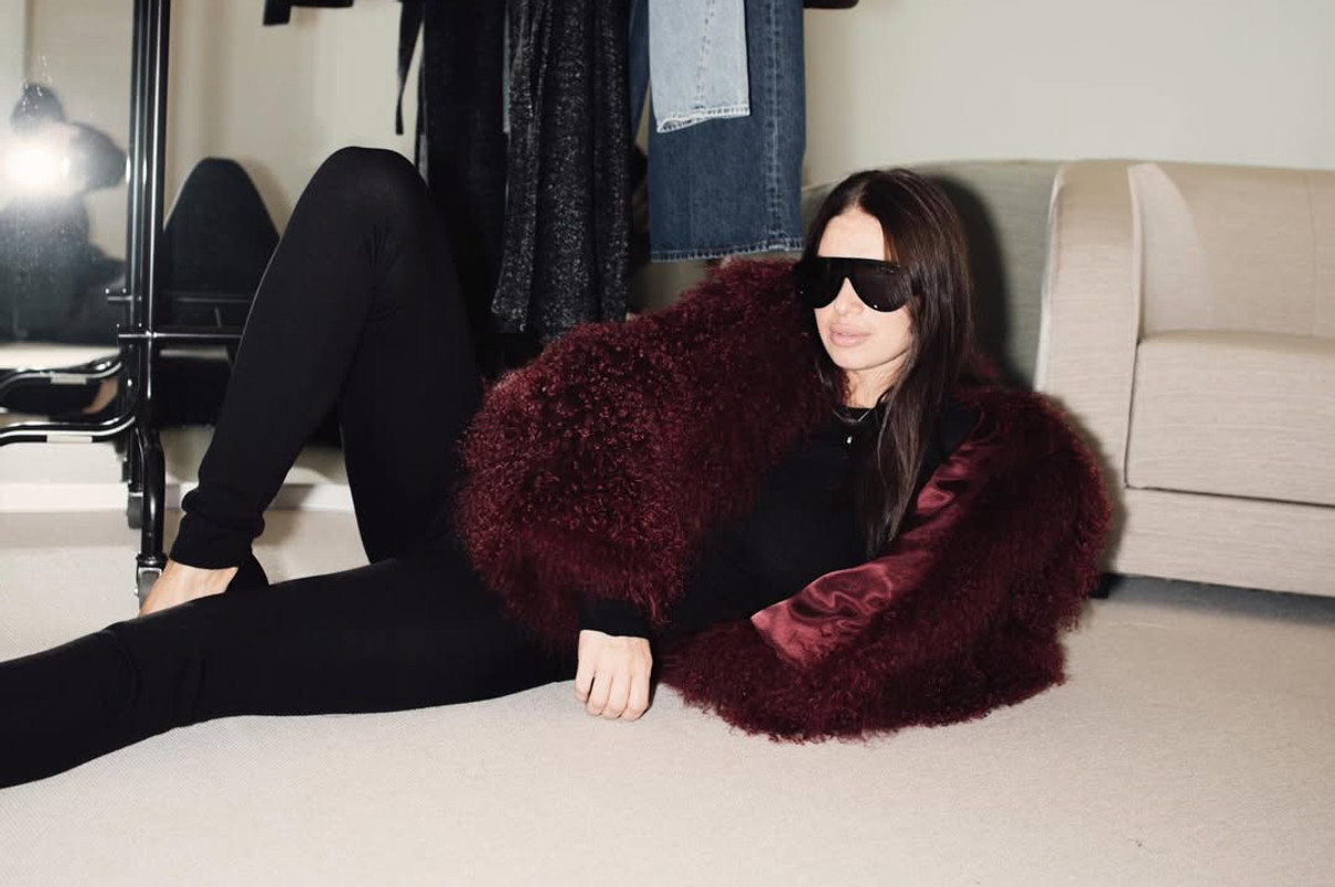 Дружина Усика у лосинах ефектно полежала на підлозі для фото