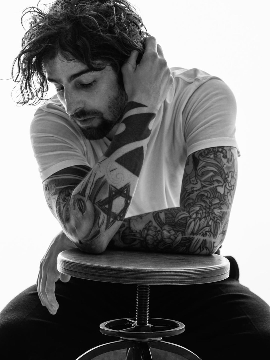 Володимир Дантес попозував зі стільцем в ефектній фотосесії