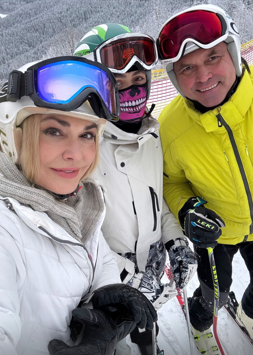 Ольга Сумська з дочкою і чоловіком покаталася на лижах в Буковелі
