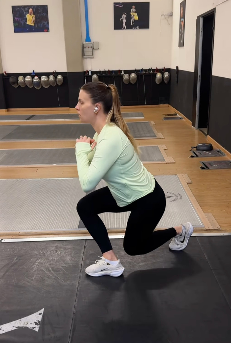 Вагітна Ольга Харлан поприсідала у лосинах в залі