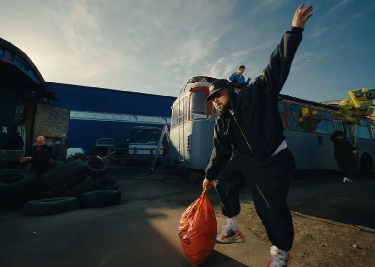 У цьому червоному пакеті MONATIK несе весь хейт коментаторів 