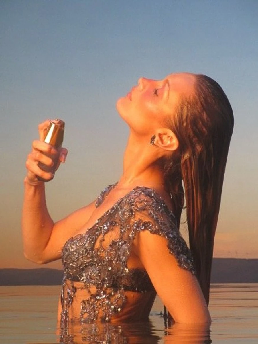 Белла Хадід у топі спокусливо попозувала у воді