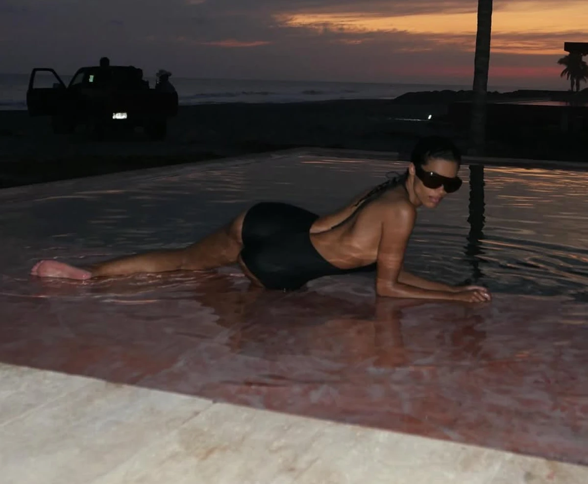 Ексдружина Венсана Касселя звабно полежала у воді в купальнику