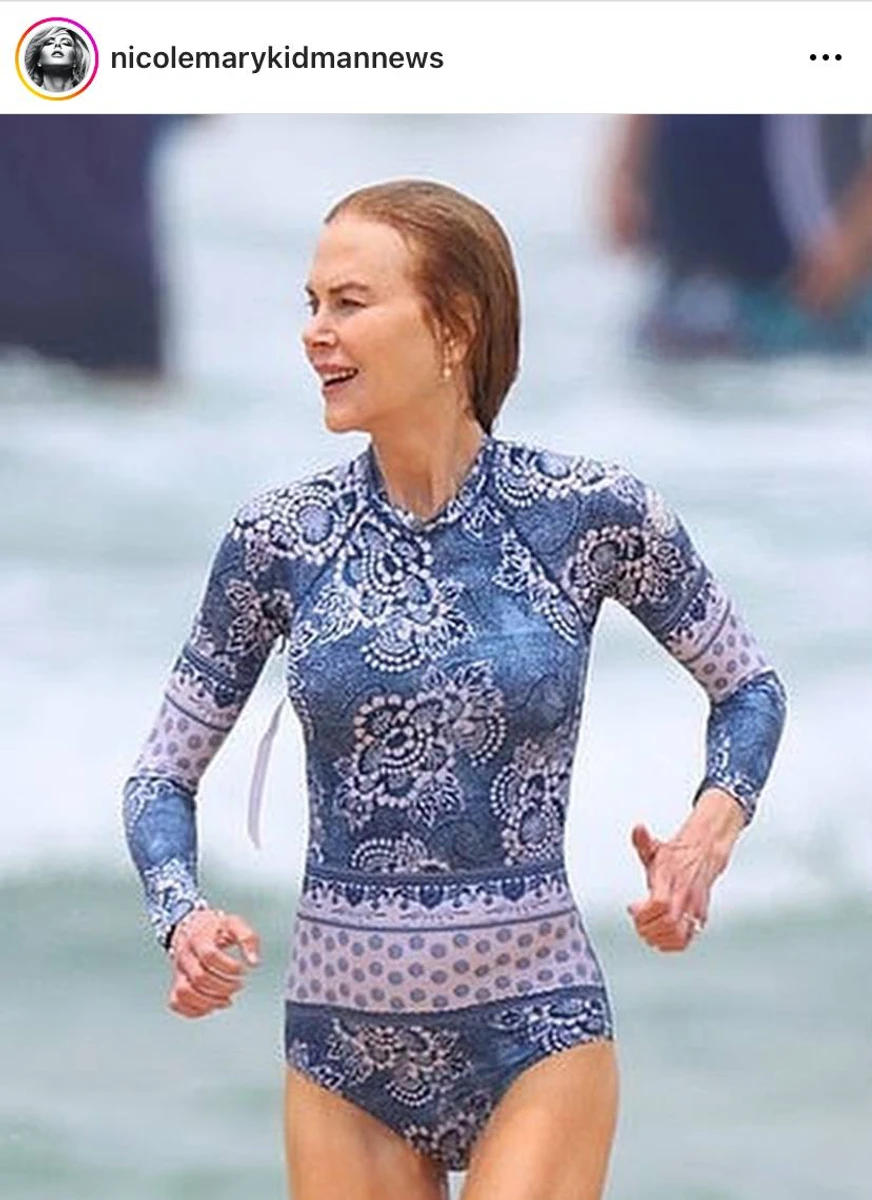 Зірка на пляжі вигуляла яскравий купальник з принтом