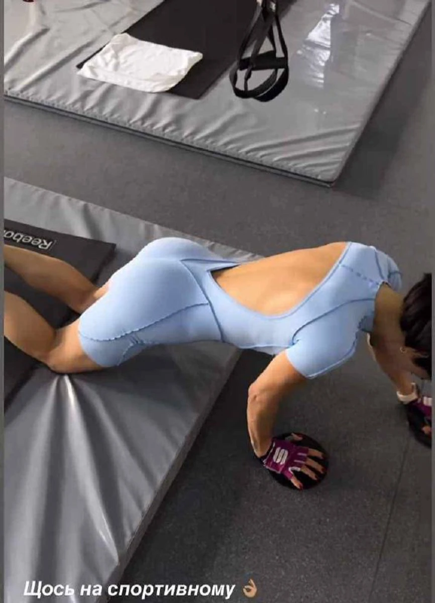 Огнєвіч оголила спину на спорті