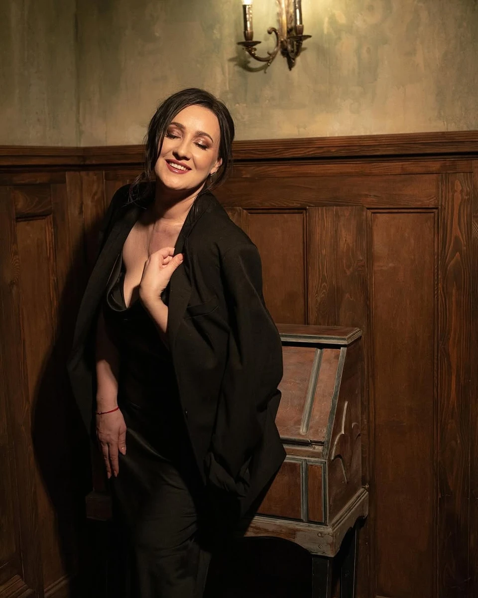 Соломія Вітвіцька попозувала у довгій обтислій сукні