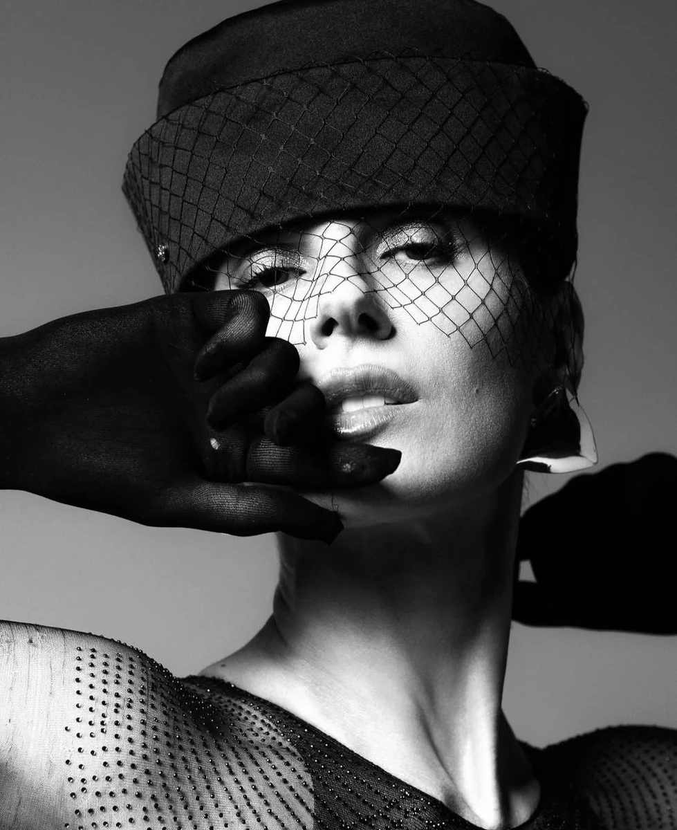 Маша Єфросиніна попозувала для чорно-білих фото