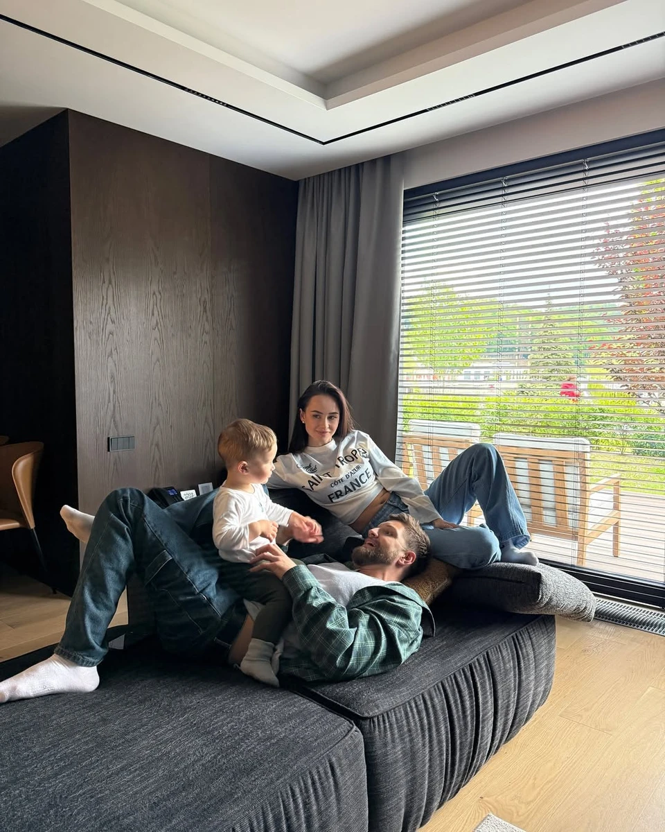 Таня Парфільєва полежала на дивані з чоловіком і сином