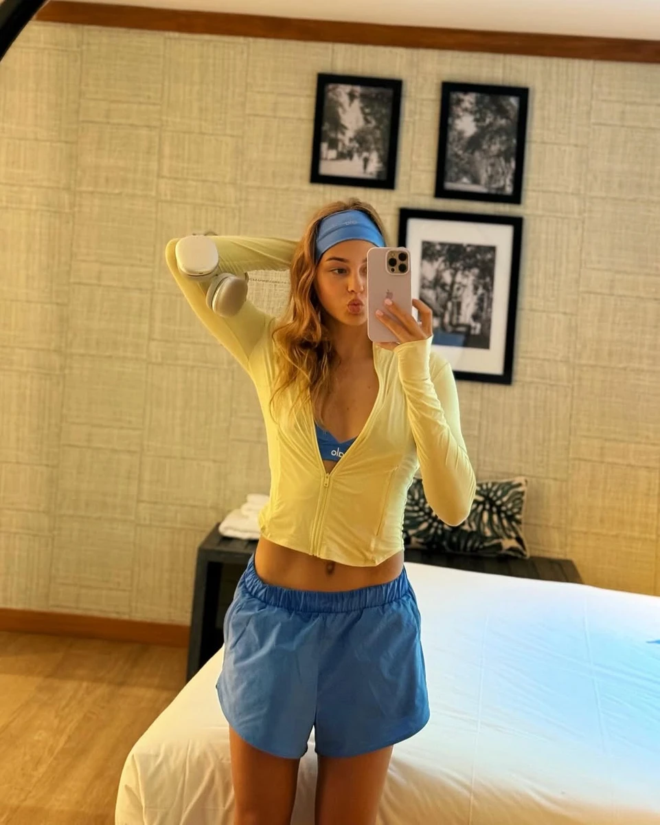 Дар'я Білодід у топі та шортах попозувала перед дзеркалом