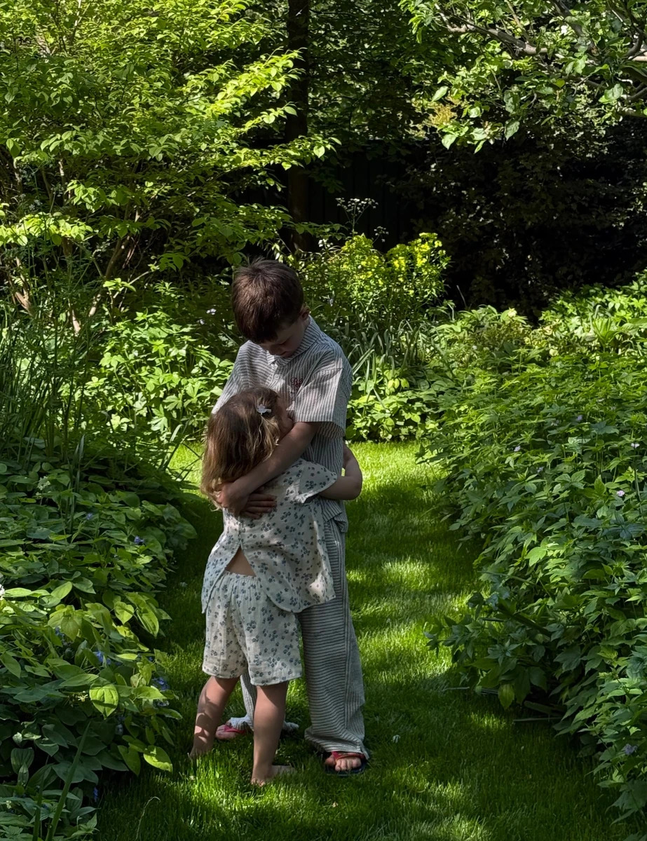 Наречена Стейтема показала, як їхні діти обіймаються в лісі