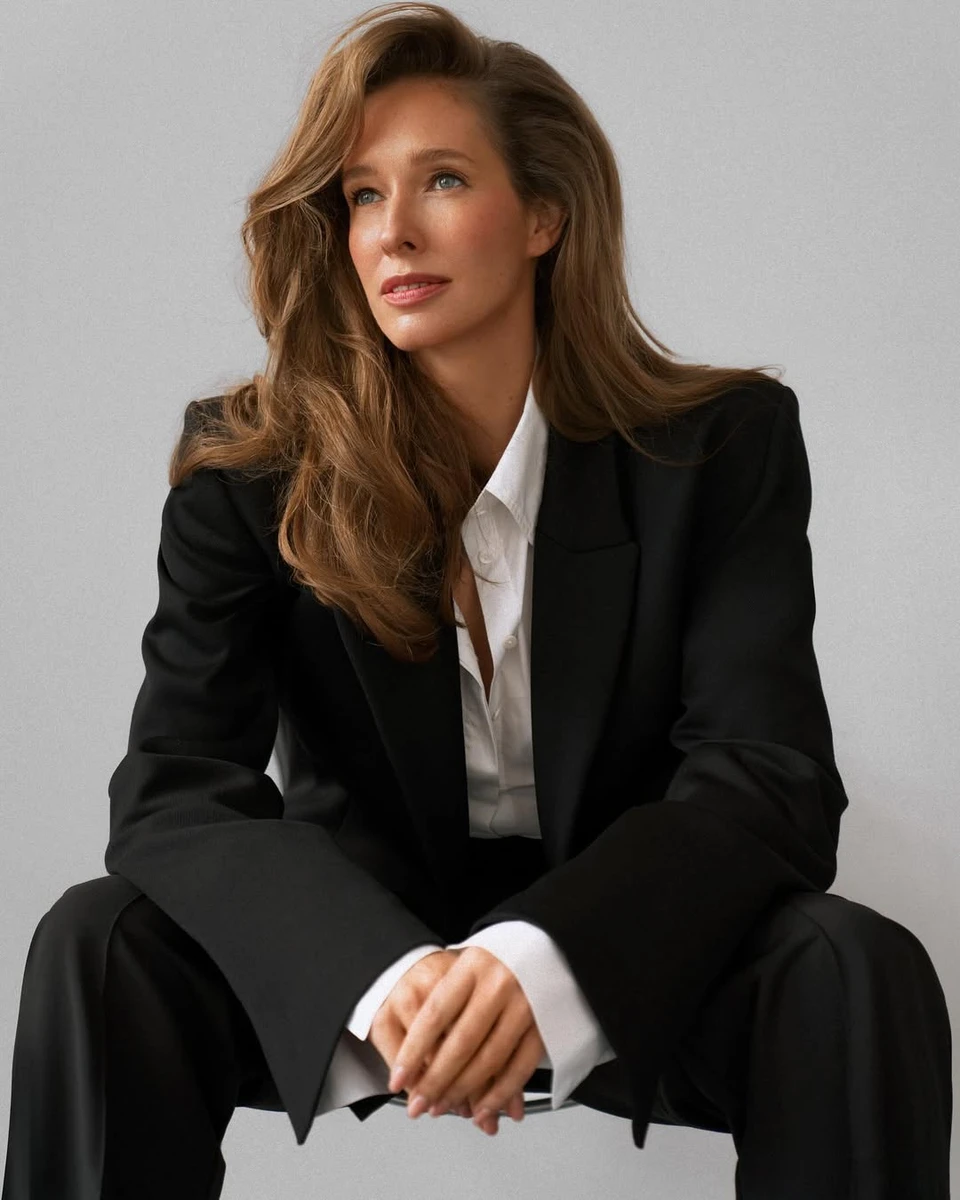 Катерина Осадча у діловому костюмі посиділа на стільці