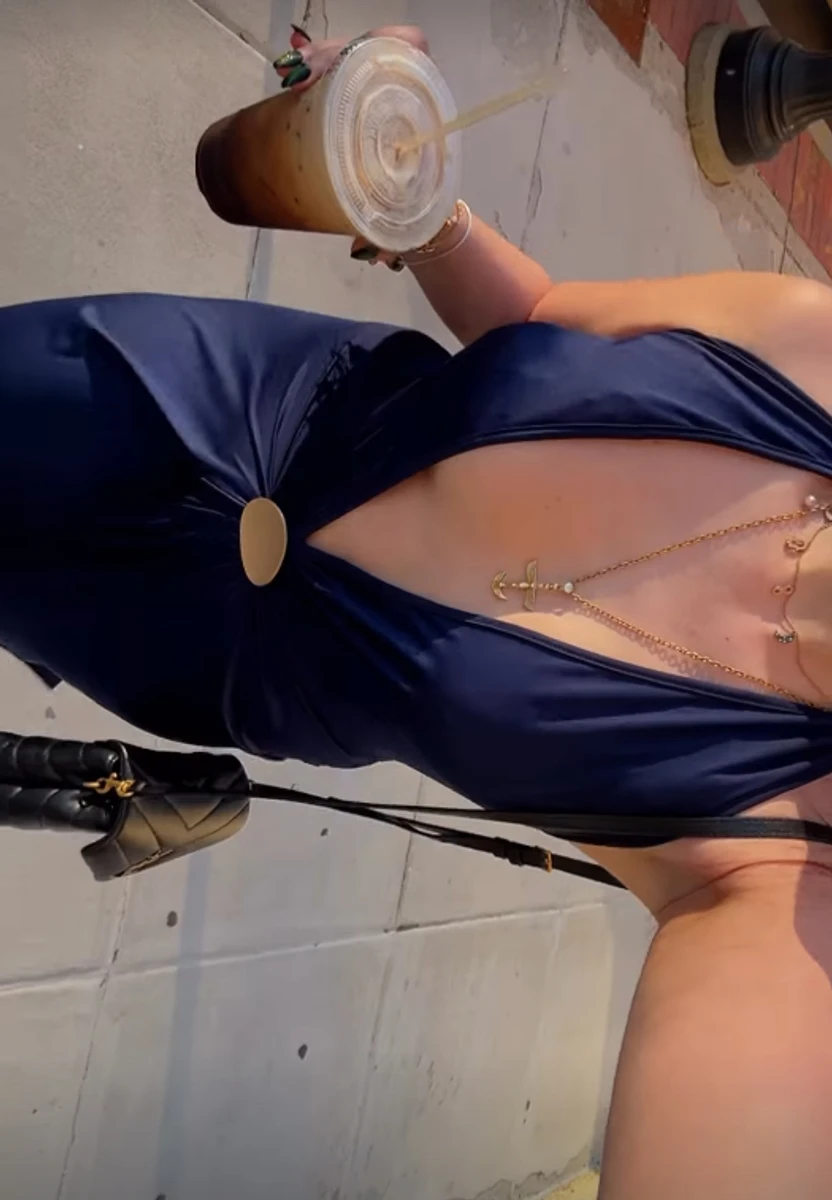 Донька Полякової засвітила декольте на прогулянці в США