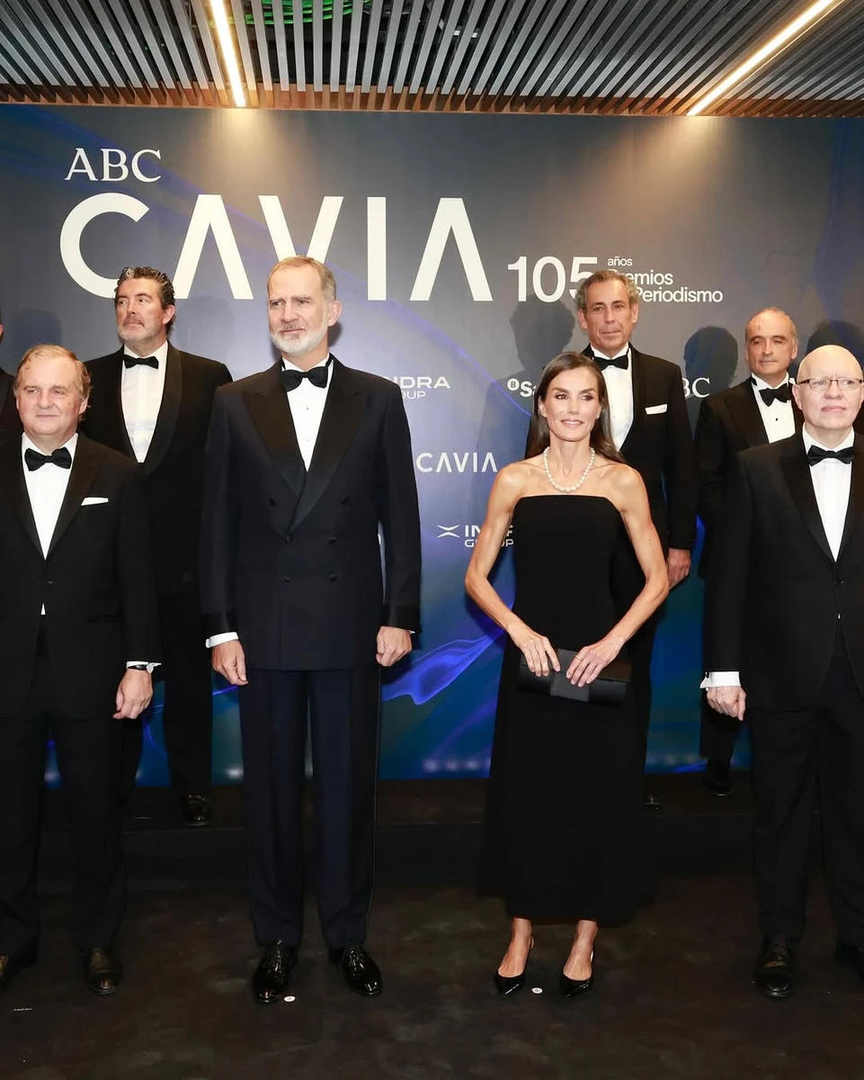 Іспанська королева і король в елегантних луках знялися з журналістами