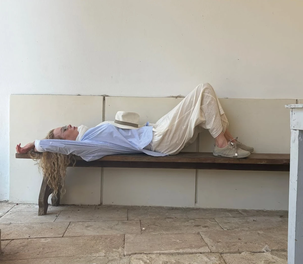 Ніколь Кідман у світлому луці полежала на лавці для фото