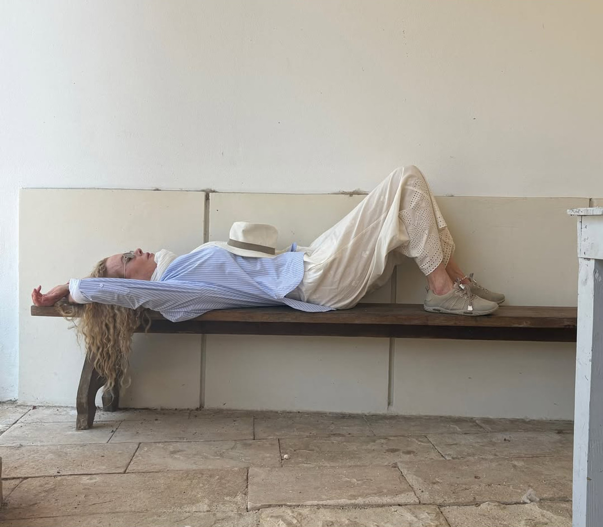 Ніколь Кідман у світлому луці полежала на лавці для фото