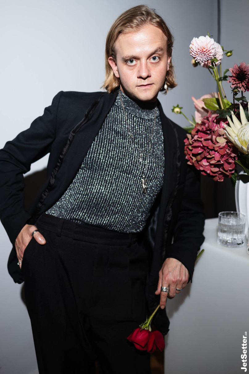 Ажнов на показі