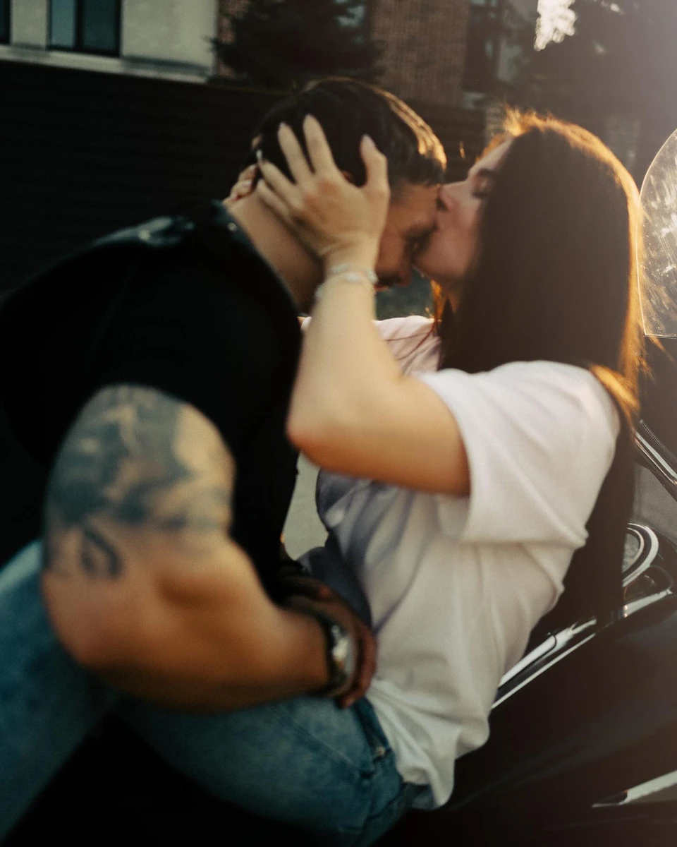 Дружина цілує Усика